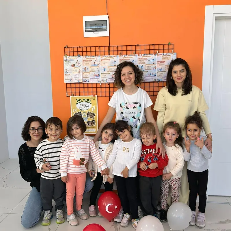 Kurum içi dönem etkinliğinde çocuklar ve eğitmenler