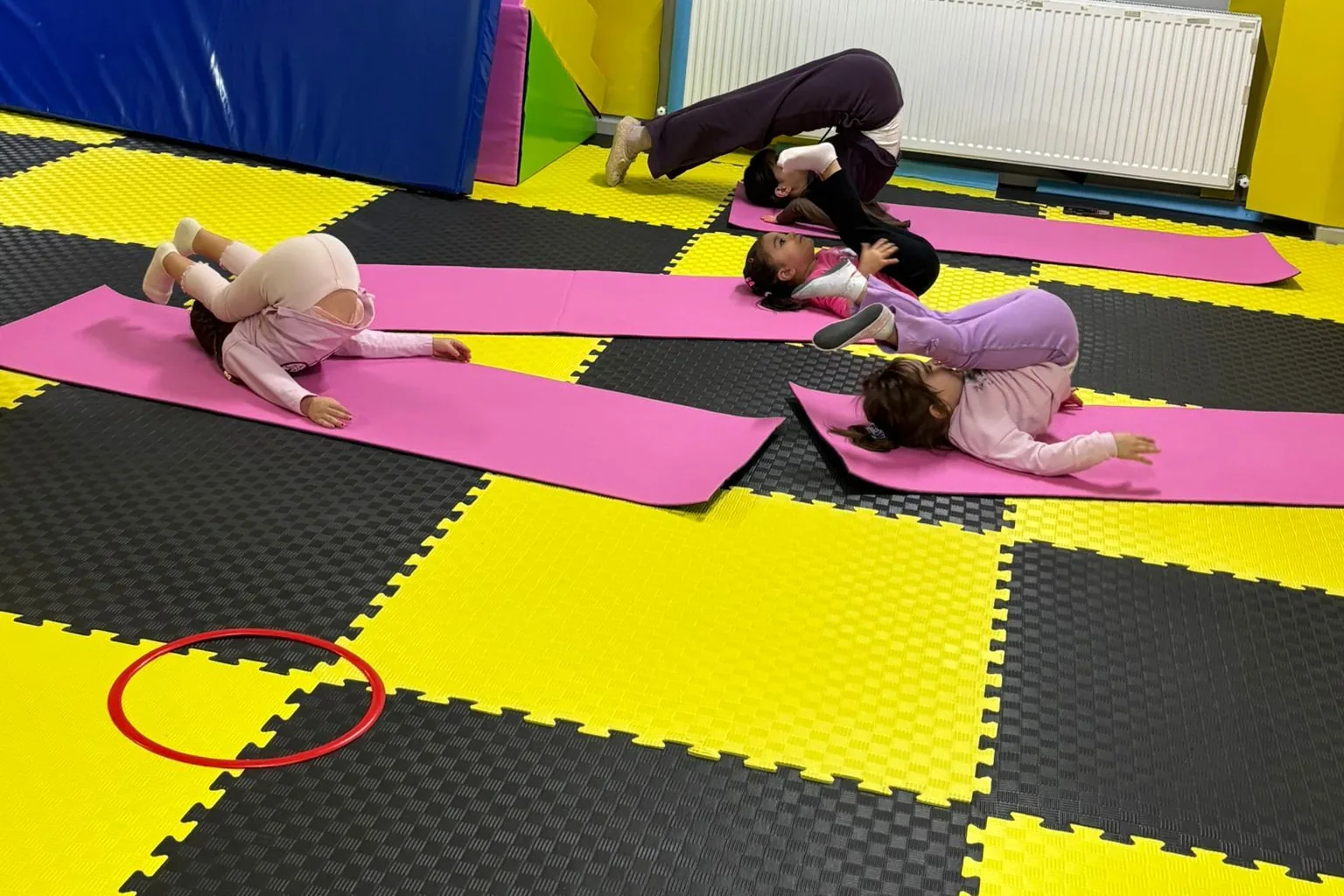 Minder üzerinde yer çalışması yapan çocuk grubu