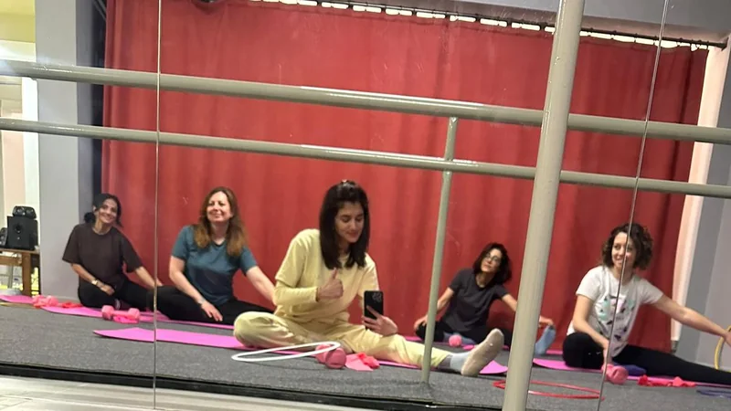 Yetişkin kadın grubuyla mat pilates dersi