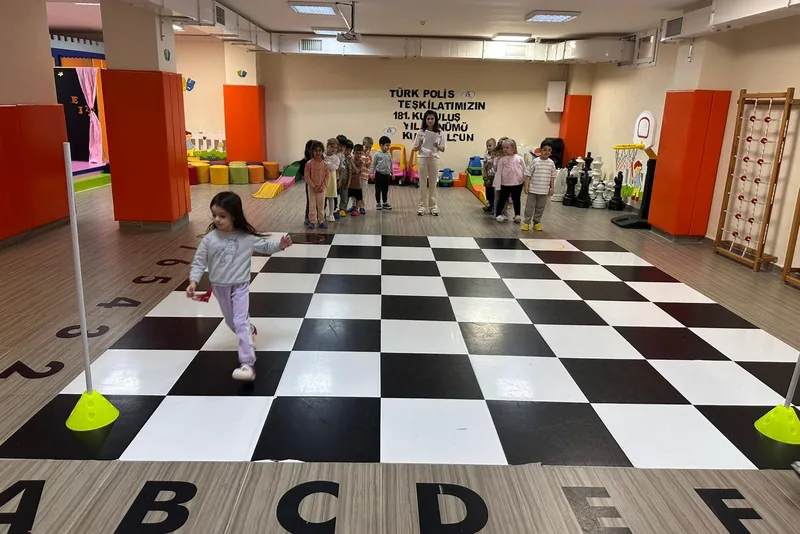 Salon içi koşu parkurunda ilerleyen çocuk